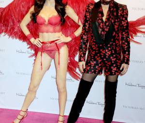 Adriana Lima sexy au côté de son double de cire au Musée Madame Tussauds, à New York, le 30 novembre 2015