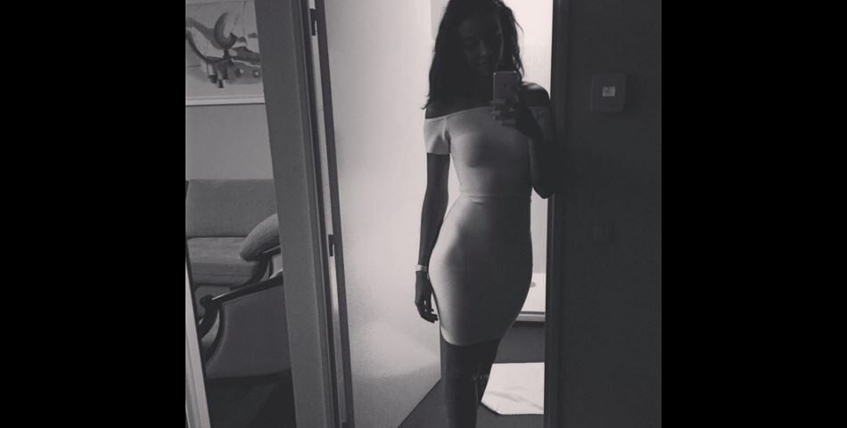 Flora Coquerel sexy en robe de soirée sur Instagram