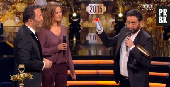 Cyril Hanouna et Rayane Bensetti teignent les cheveux d'Arthur en rouge durant les Z'Awards de la télé 2015