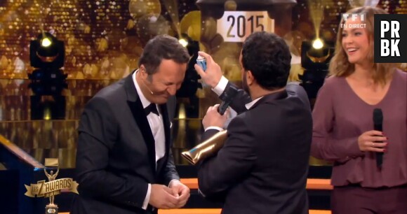 Cyril Hanouna et Rayane Bensetti teignent les cheveux d'Arthur en rouge durant les Z'Awards de la télé 2015