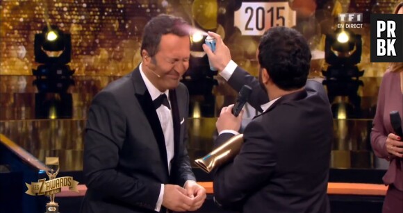 Cyril Hanouna et Rayane Bensetti teignent les cheveux d'Arthur en rouge durant les Z'Awards de la télé 2015