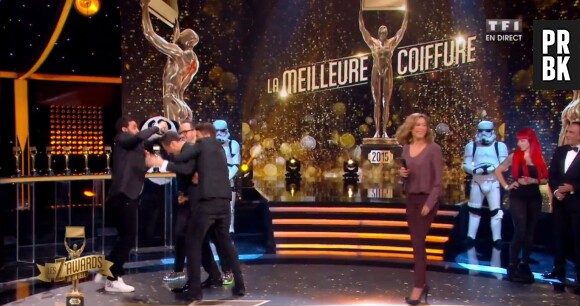 Cyril Hanouna et Rayane Bensetti teignent les cheveux d'Arthur en rouge durant les Z'Awards de la télé 2015
