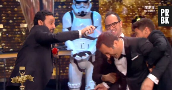 Cyril Hanouna et Rayane Bensetti teignent les cheveux d'Arthur en rouge durant les Z'Awards de la télé 2015