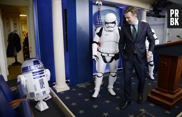 R2-D2 et des Stormtroopers du film Star Wars : Le Réveil de la Force se sont invités à la conférence de presse de fin d'année de la Maison Blanche, le 18 décembre 2015