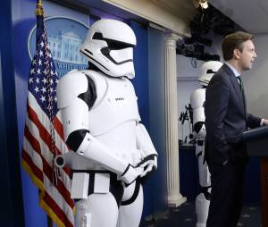 R2-D2 et des Stormtroopers du film Star Wars : Le Réveil de la Force se sont invités à la conférence de presse de fin d'année de la Maison Blanche, le 18 décembre 2015