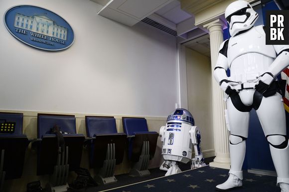 R2-D2 et des Stormtroopers du film Star Wars : Le Réveil de la Force se sont invités à la conférence de presse de fin d'année de la Maison Blanche, le 18 décembre 2015