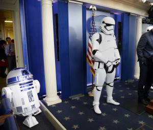 R2-D2 et des Stormtroopers du film Star Wars : Le Réveil de la Force se sont invités à la conférence de presse de fin d'année de la Maison Blanche, le 18 décembre 2015