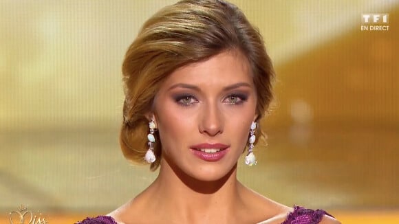 Camille Cerf : larmes et émotion pour sa dernière soirée de Miss France 2015