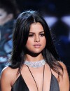 Selena Gomez sexy en robe noire au défilé Victoria's Secret 2015 à New-York, le 10 novembre 2015