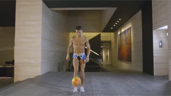 Cristiano Ronaldo torse nu et en boxer : la séance de jonglage sexy et WTF