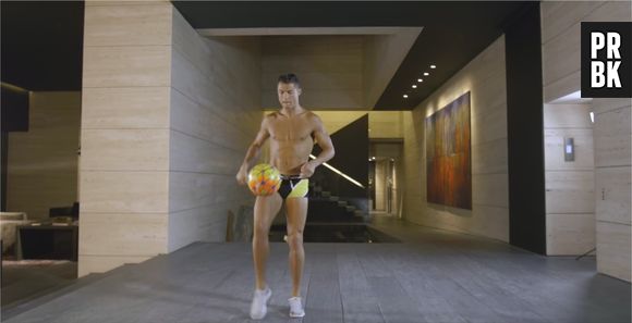 Cristiano Ronaldo jongle en caleçons