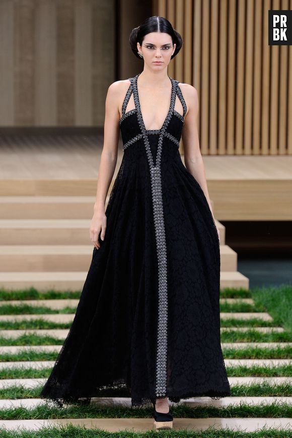 Kendall Jenner lors de la Paris Haute-Couture Fashion Week organisée par Chanel le 26 janvier 2016 à Paris