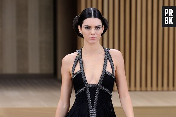 Kendall Jenner lors de la Paris Haute-Couture Fashion Week organisée par Chanel le 26 janvier 2016 à Paris
