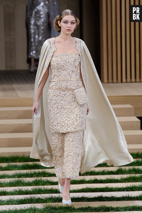 Gigi Hadid lors de la Paris Haute-Couture Fashion Week organisée par Chanel le 26 janvier 2016 à Paris