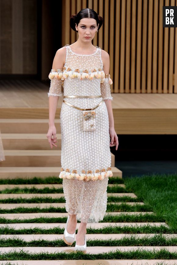 Bella Hadid lors de la Paris Haute-Couture Fashion Week organisée par Chanel le 26 janvier 2016 à Paris