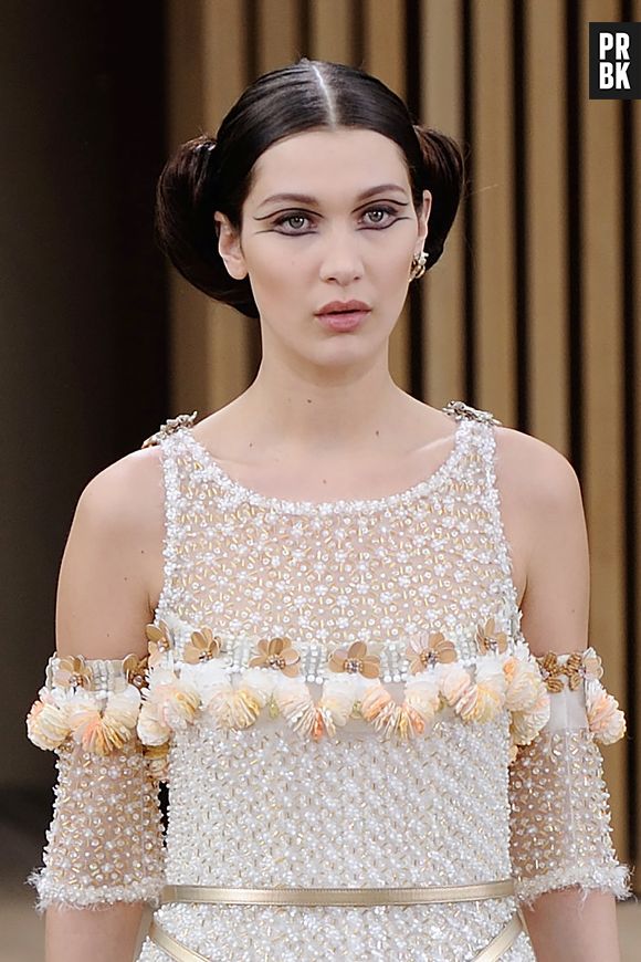 Bella Hadid lors de la Paris Haute-Couture Fashion Week organisée par Chanel le 26 janvier 2016 à Paris
