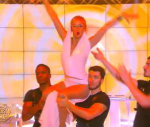 Enora Malagré : danse sexy sur Kylie Minogue dans TPMP, le 28 janvier 2016, sur D8