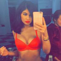 Kylie Jenner enflamme Instagram en lingerie rouge... pour sa marque de rouge à lèvres