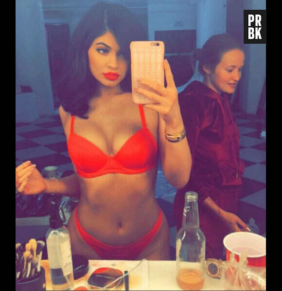 Kylie Jenner sexy en lingerie rouge, le 2 février 2016 sur Instagram