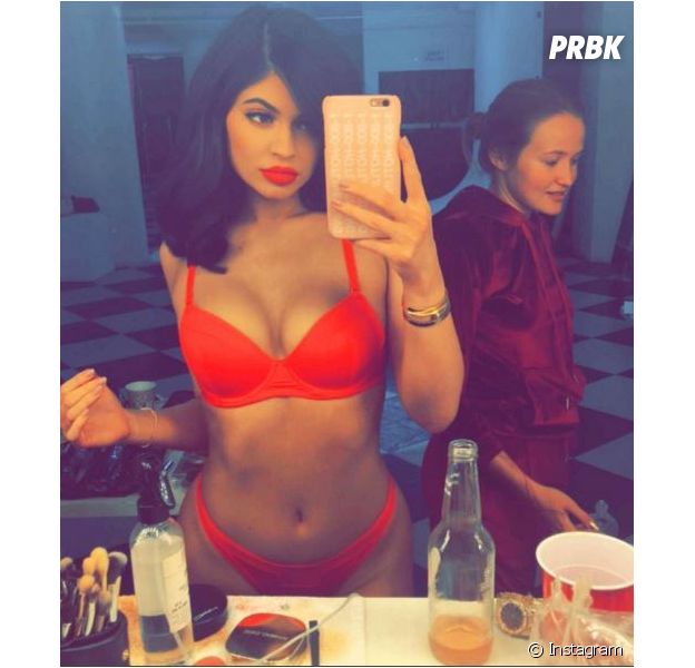 Kylie Jenner sexy en lingerie rouge, le 2 février 2016 sur Instagram