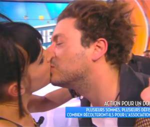 Kev Adams embrasse Erika Moulet dans TPMP