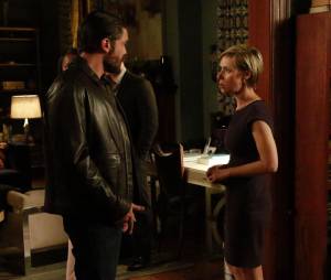How To Get Away With Murder saison 2, épisode 12 : Frnak (Charlie Weber) et Bonnie (Liza Weil) sur une photo