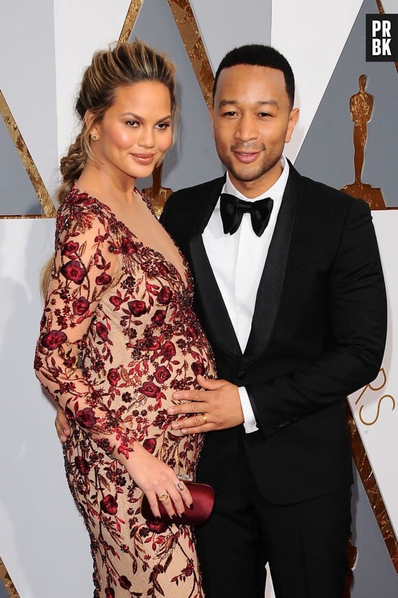 Chrissy Teigen enceinte et John Legend sur le tapis rouge de la 88e cérémonie des Oscars 2016 à Los Angeles, le 28 février 2016