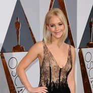 Jennifer Lawrence blonde et décolletée, LadyGaga in love... Best of du tapis rouge des Oscars 2016
