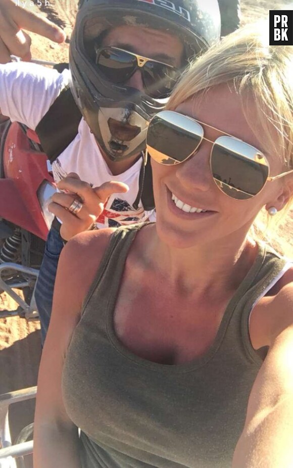 Amélie Neten souriante en vacances à Marrakech