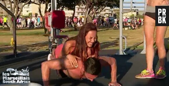 Pendant ce temps, Clément fait des pompes avec Stéphanie sur le dos.
