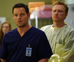 Grey's Anatomy saison 12, épisode 20 : Alex (Justin Chambers) et Owen (Kevin McKidd) sur une photo