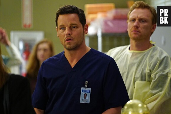 Grey's Anatomy saison 12, épisode 20 : Alex (Justin Chambers) et Owen (Kevin McKidd) sur une photo