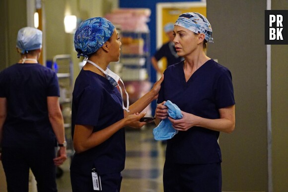 Grey's Anatomy saison 12, épisode 20 : Meredith (Ellen Pompeo) et Maggie (Kelly McCreary) sur une photo