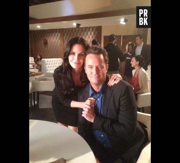 Matthew Perry a aussi gardé contact avec Courteney Cox.