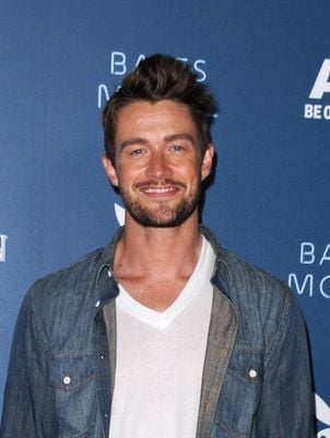 Robert Buckley
