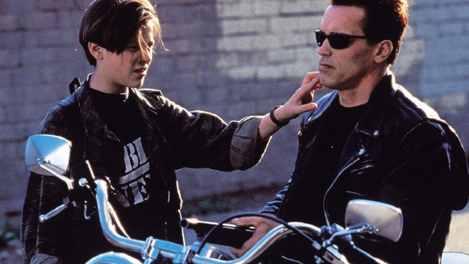 Terminator 2 : j'ai retrouvé le petit garçon qui jouait dans le film avec Arnold Schwarzenegger et il a sacrément changé !