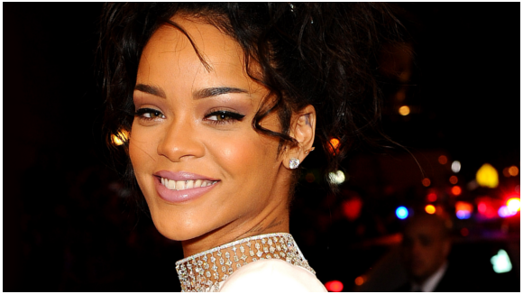 Rihanna : son drôle de cadeau sur scène