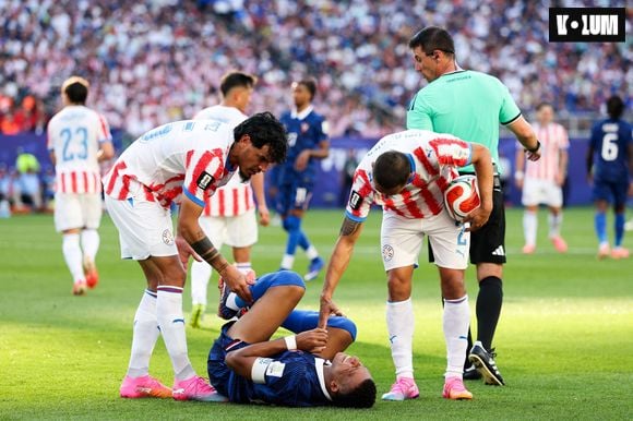 PHILADELPHIA, PENNSYLVANIA - JULY 04: Kylian Mbappe of France falls after a challenge with Juan Caceres of Paraguay during the FIFA World Cup, WM, Weltmeisterschaft, FOOTBALL : France vs Paraguay - 1/8 finale - FIFA Coupe du monde 2026 - 05/07/2026 in Philadelphia, Pennsylvania. 111652301478 © Imago/PsnewZ/Bestimage