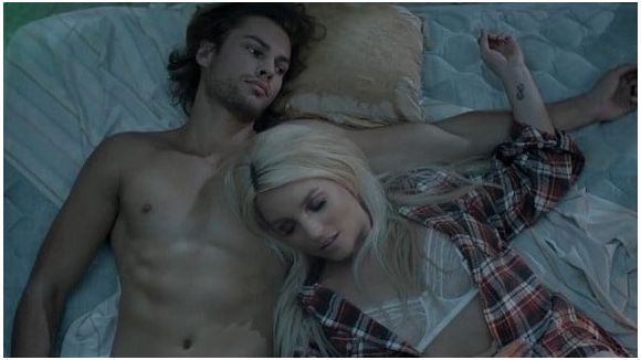 Britney Spears dévoile le clip de "Perfume"