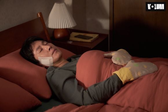 Les insomnies deviennent le terreau d'un film entre suspense et horrifique.