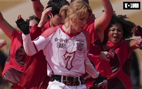 Jimin des BTS porte un maillot à l'effigie de son groupe à la Coupe du Monde.