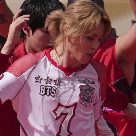 Jimin des BTS porte un maillot à l'effigie de son groupe à la Coupe du Monde.