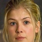 "L'un des pires films de tous les temps" : Rosamund Pike pensait que ce film d'action de science-fiction avec Dwayne Johnson mettrait fin à sa carrière