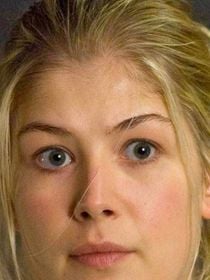 "L'un des pires films de tous les temps" : Rosamund Pike pensait que ce film d'action de science-fiction avec Dwayne Johnson mettrait fin à sa carrière
