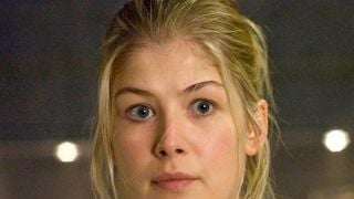 "L'un des pires films de tous les temps" : Rosamund Pike pensait que ce film d'action de science-fiction avec Dwayne Johnson mettrait fin à sa carrière
