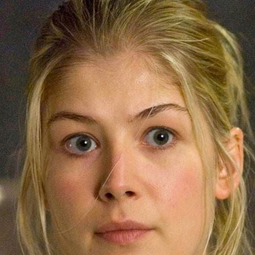"L'un des pires films de tous les temps" : Rosamund Pike pensait que ce film d'action de science-fiction avec Dwayne Johnson mettrait fin à sa carrière