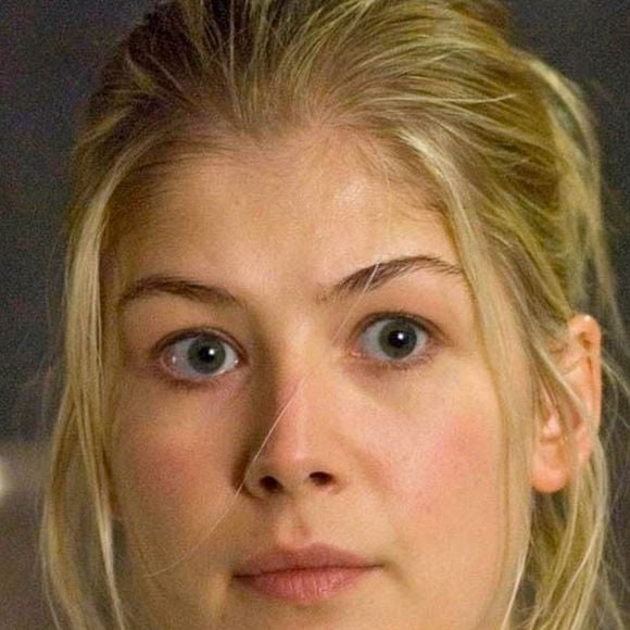 "L'un des pires films de tous les temps" : Rosamund Pike pensait que ce film d'action de science-fiction avec Dwayne Johnson mettrait fin à sa carrière