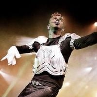 Le bus de M. Pokora caillassé à Calais