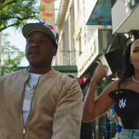 Angela Simmons relance le débat sur les limites de la mode avec un corset… en casquettes de baseball