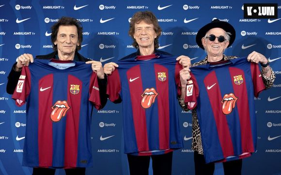 Les Rolling Stones présentent leur maillot spécial pour le FC Barcelone.